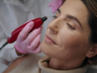 Beauty Kosmetikstudio Brisi Skin therapies treatments by Bris Oensingen Olten Kosmetische Behandlungen Plazmapen Peeling Dermapen-Behandlungen Hydrafacial Hyaloron Fettweg Spritze Hautverjüngung und Faltenreduktion Natürliche Ergebnisse Schnelle und langanhaltende Effekte Minimalinvasiv und anpassbar Verbesserung der Hautgesundheit Feuchtigkeitsversorgung Straffung und Festigung der Haut Geringe Ausfallzeiten